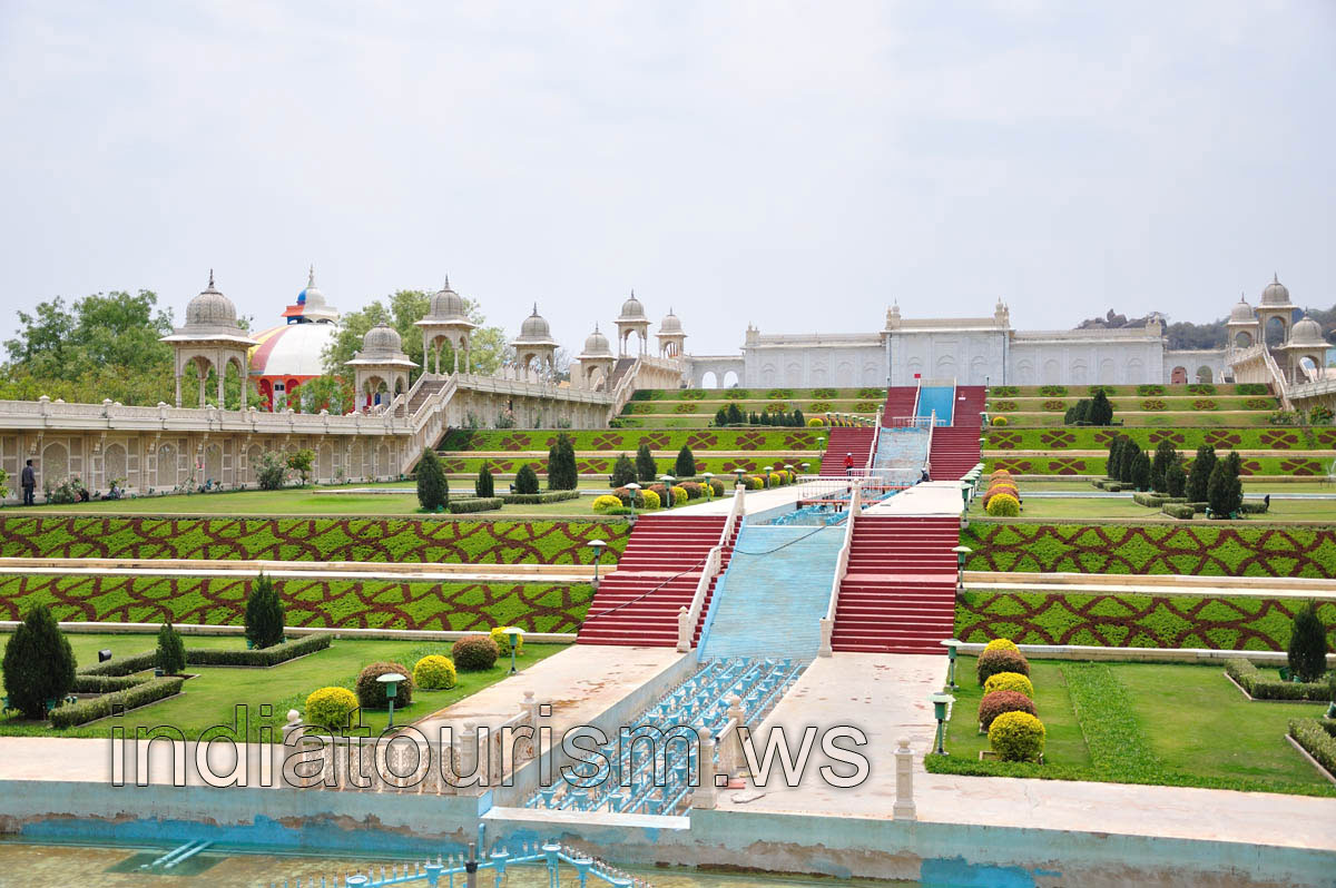 Water fountain in the middle of the Mughal garden