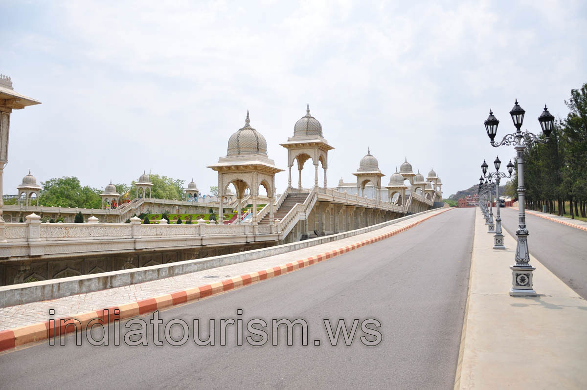 Smooth asphalt road along the Mughal garden