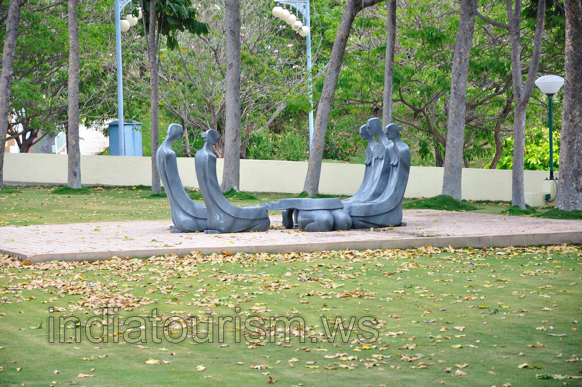 Sculptures with the shape of the people