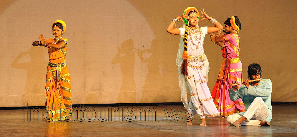 Spirit of Ramoji - beautiful indian dancers