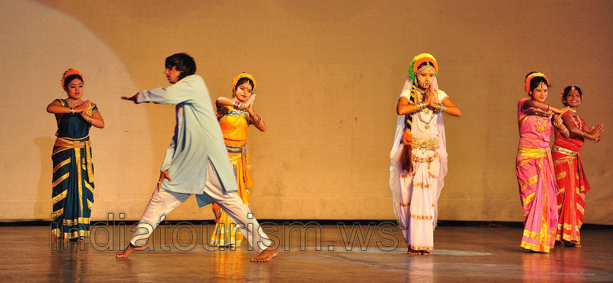 Spirit of Ramoji - dance element with the hands folded together