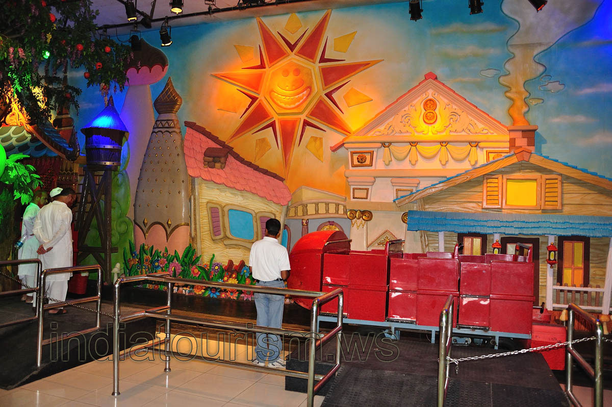 Filmi Duniya: train is arriving