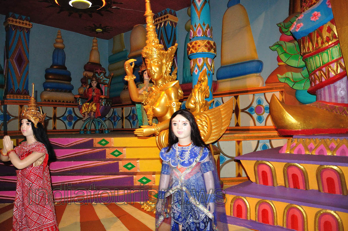 Filmi Duniya: golden statue with tits