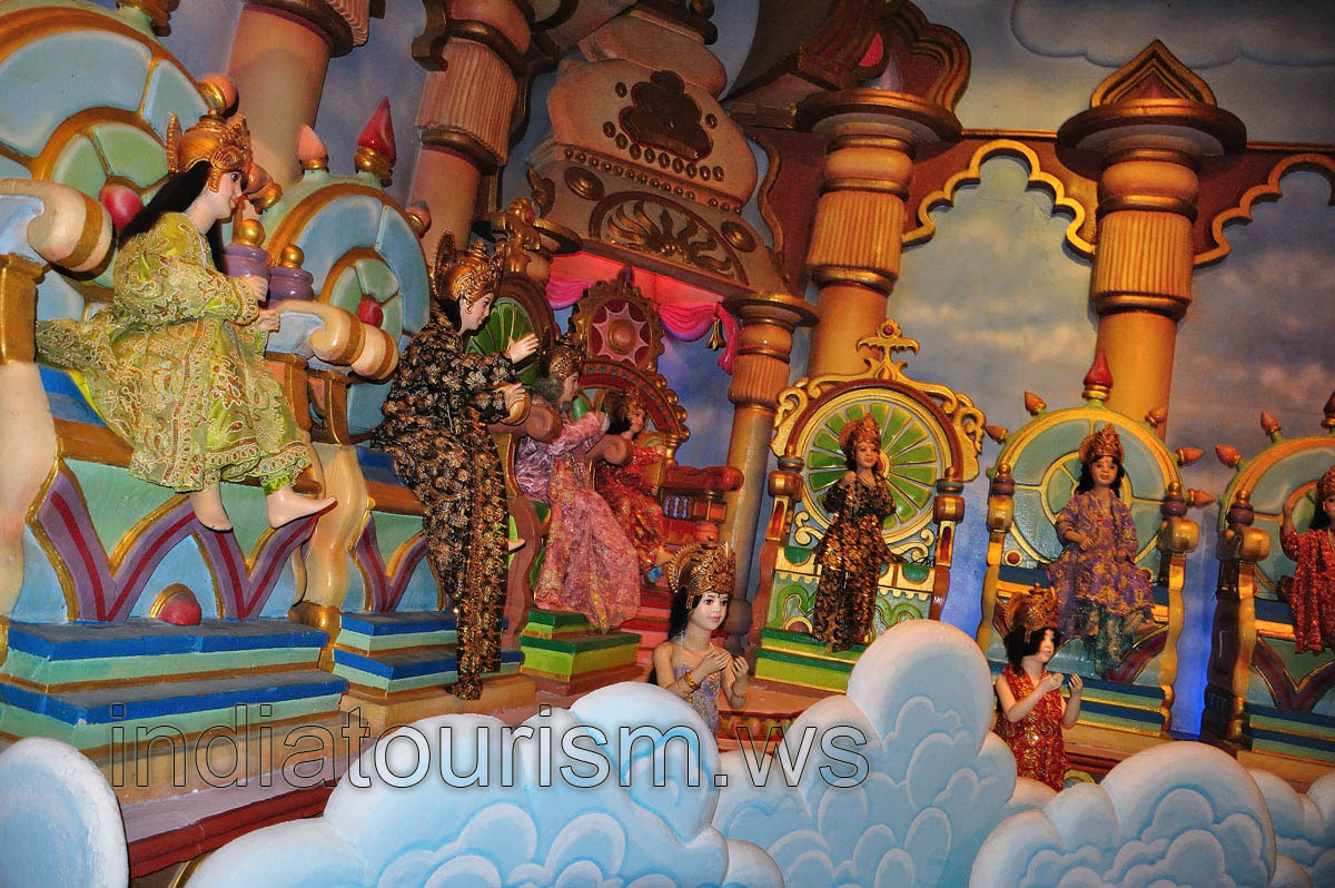 Filmi Duniya: amusing dolls with the size of a man