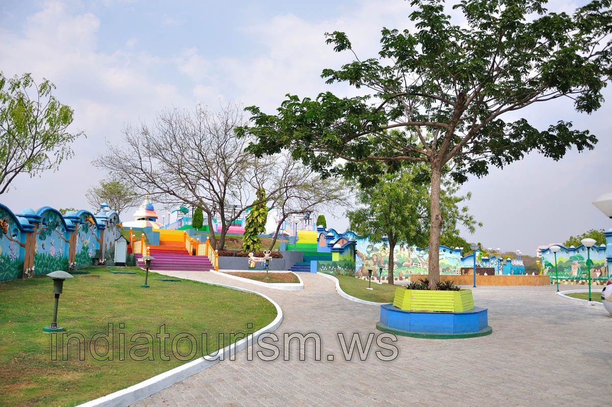 Fundustan: first steps inside