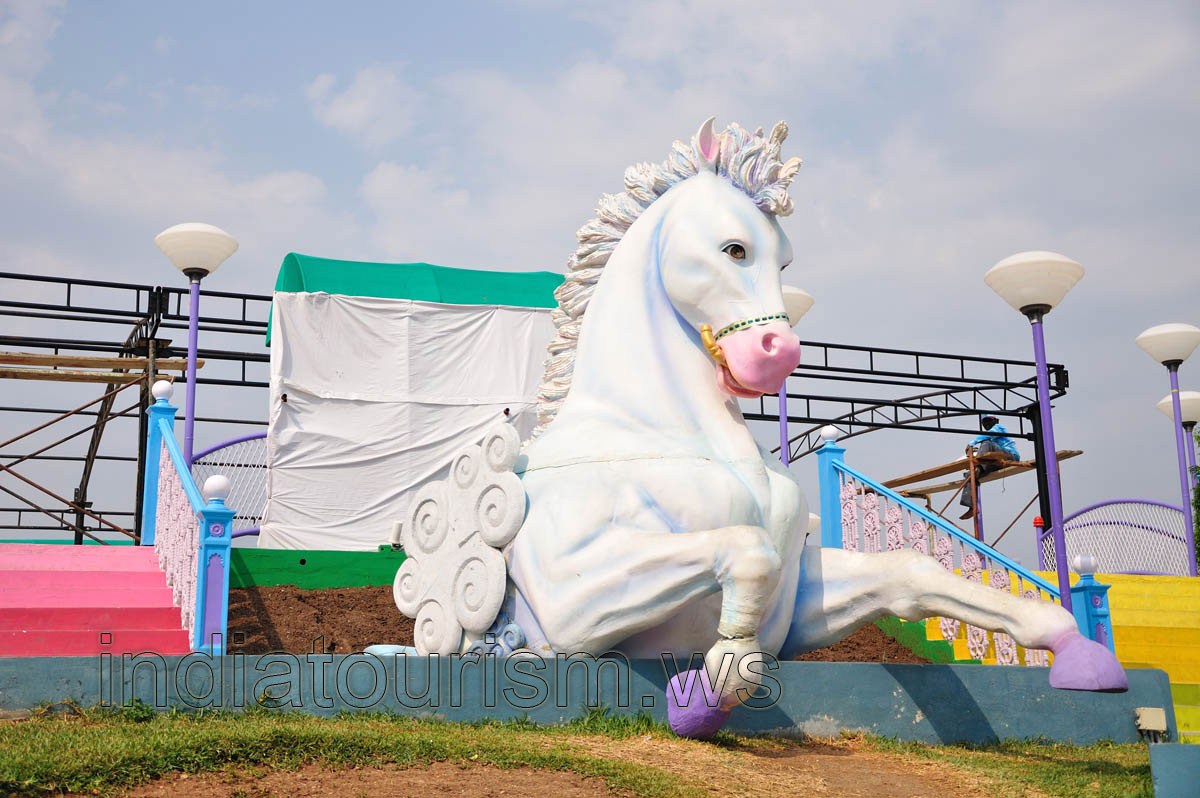 Fundustan: white horse