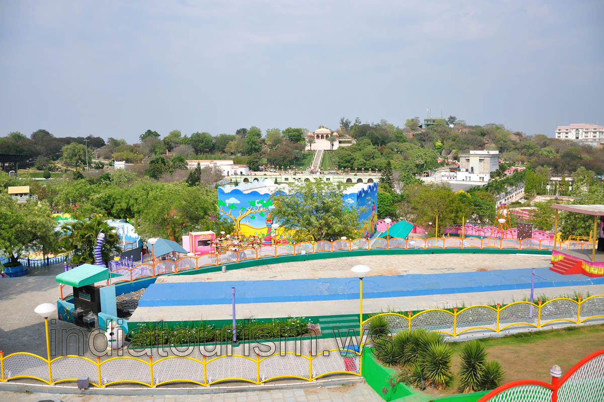 Fundustan overlooking the Hawa mahal
