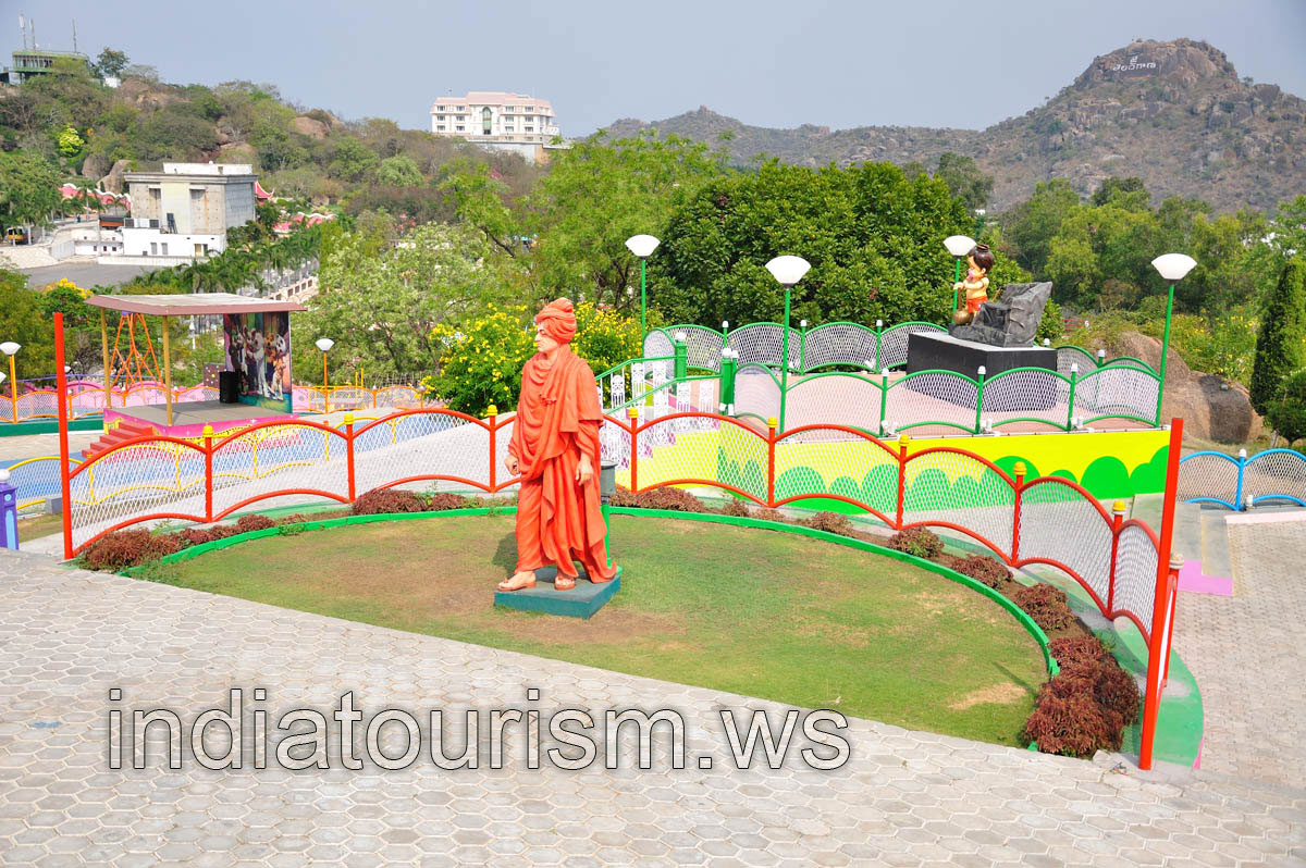 Fundustan: statue of a man in a red clothes