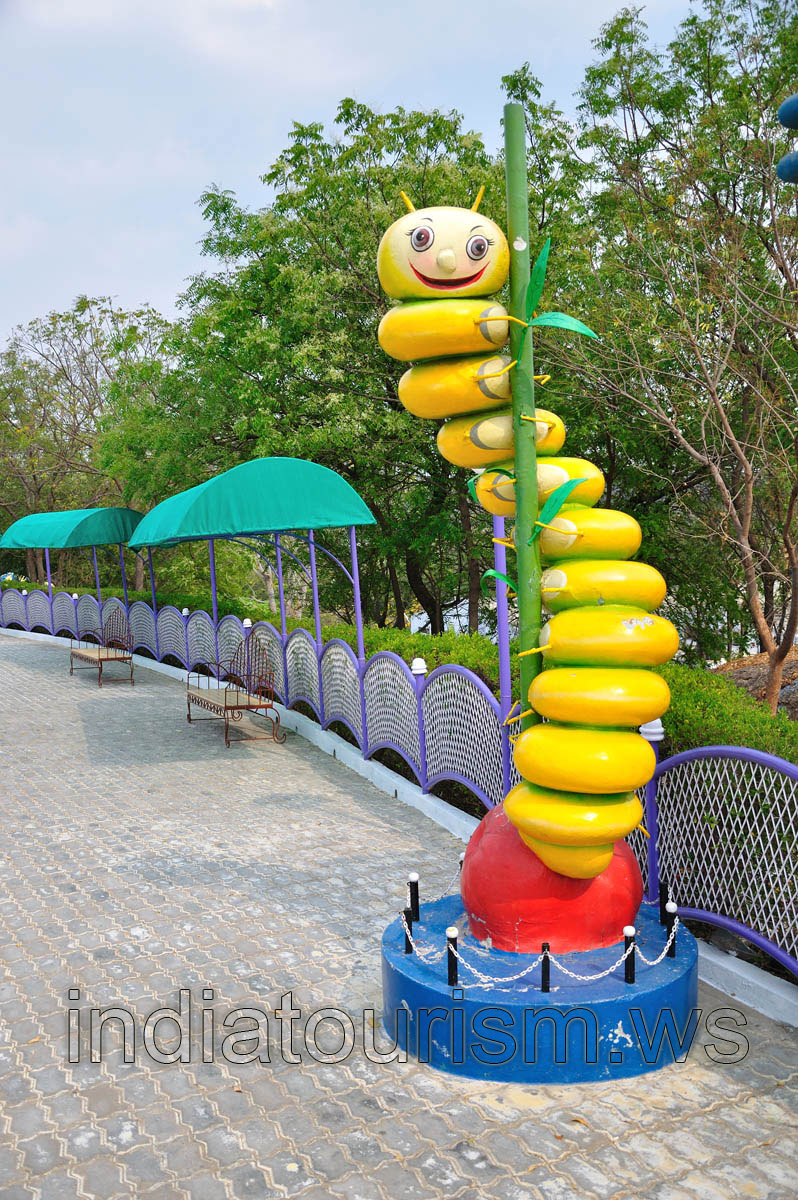 Fundustan: caterpillar