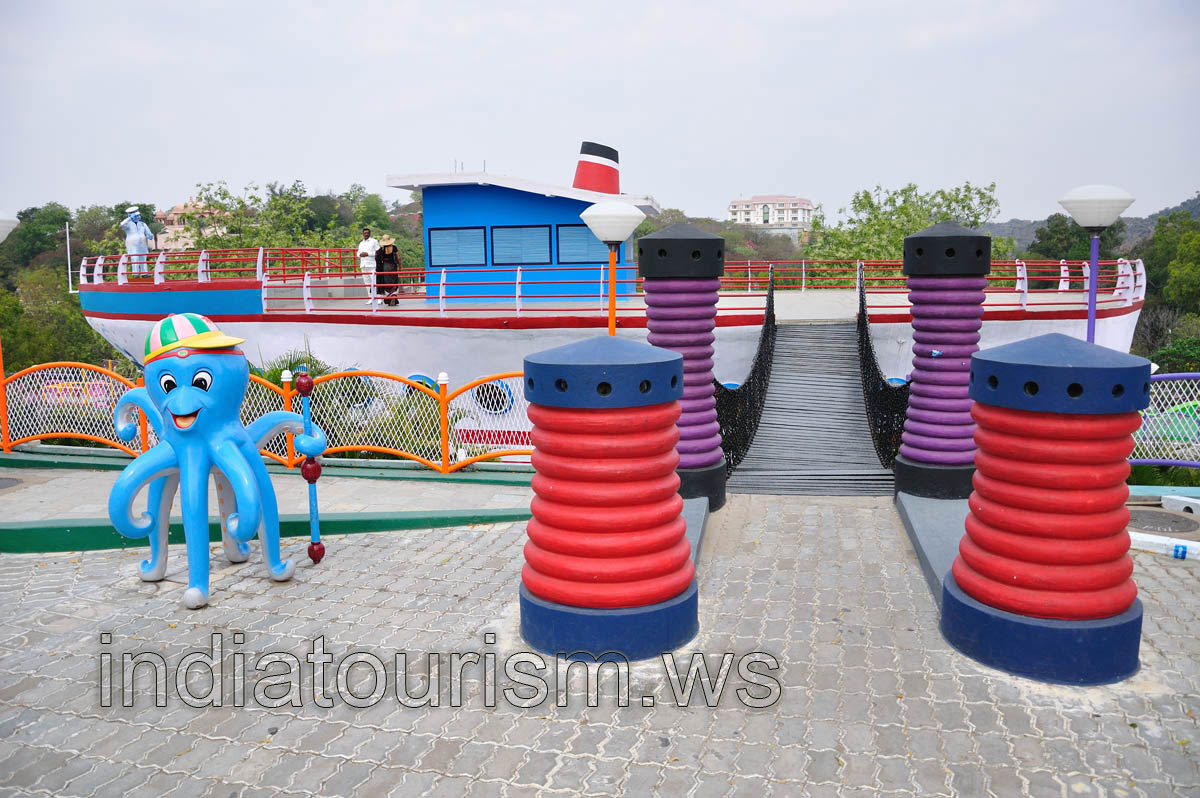 Fundustan: huge ship with the octopus at the entrance