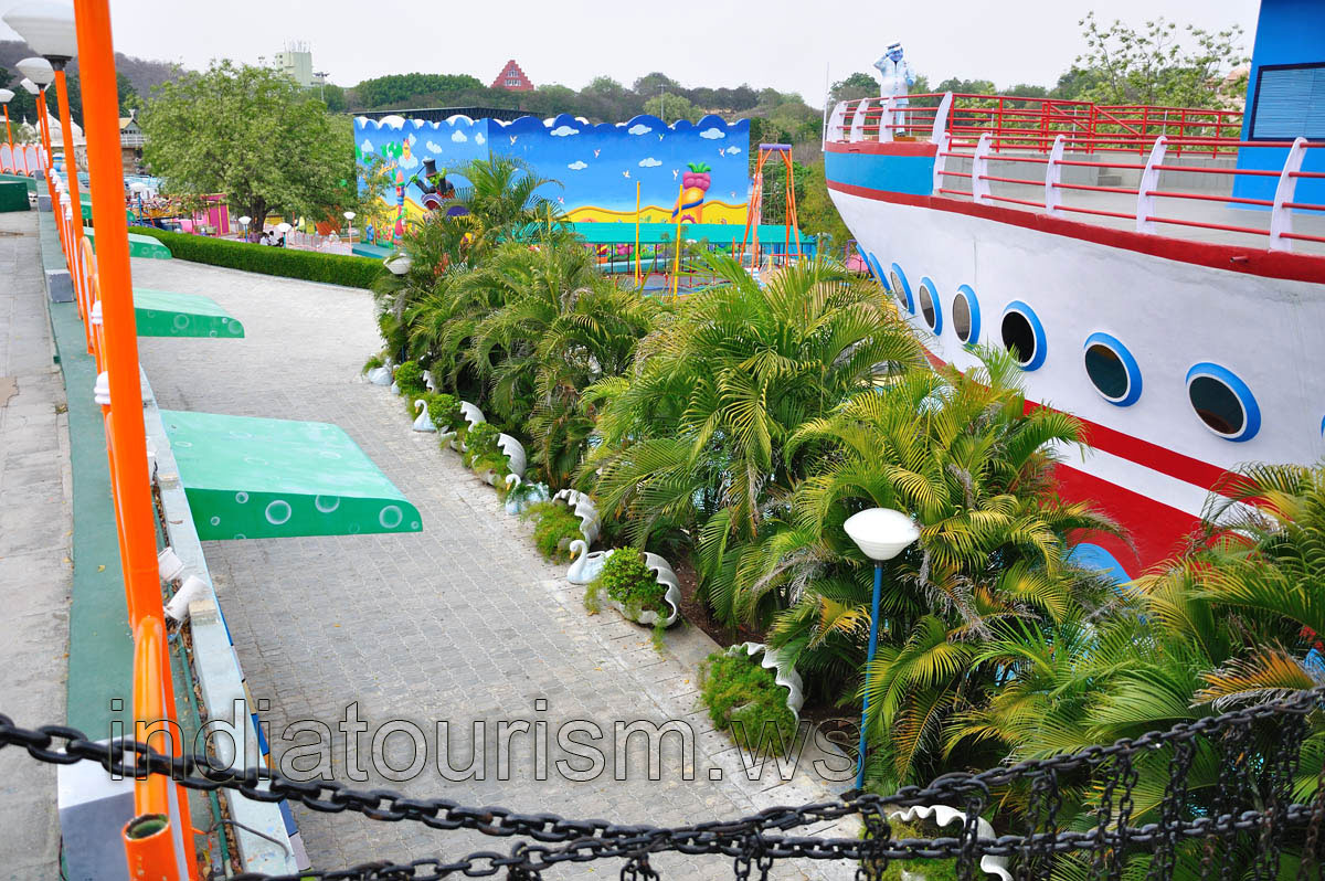 Fundustan: view from the ship's bridge