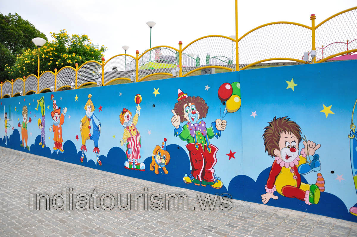 Fundustan: clowns are painted on the wall