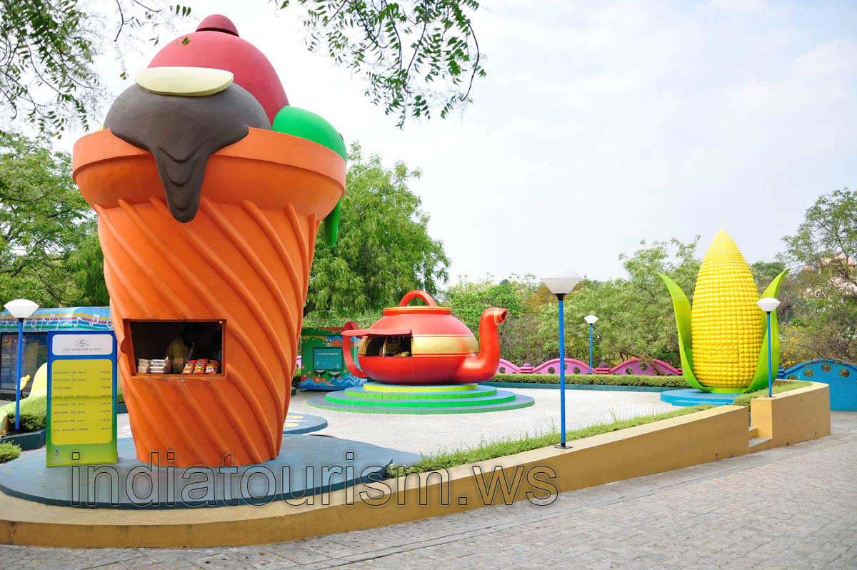 Wonderville (Toyland): shop with the shape of an ice cream