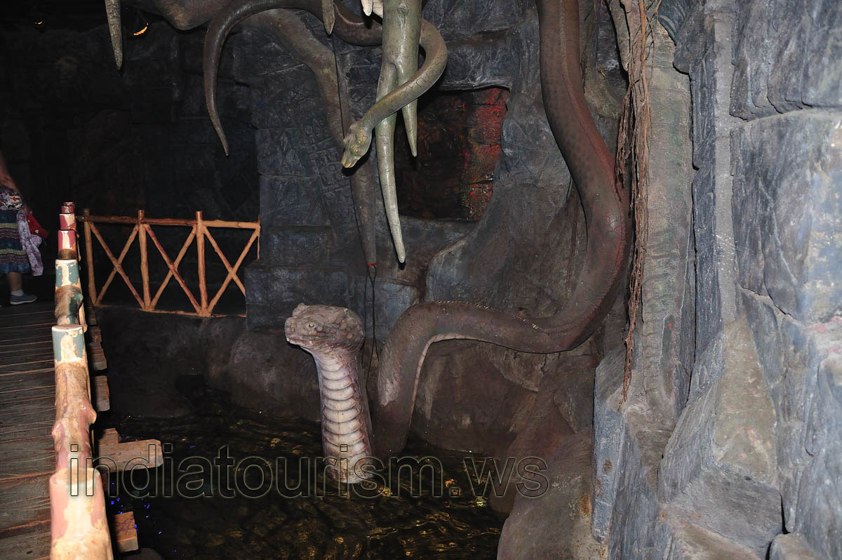 Borasura: snakes creep out from the wall