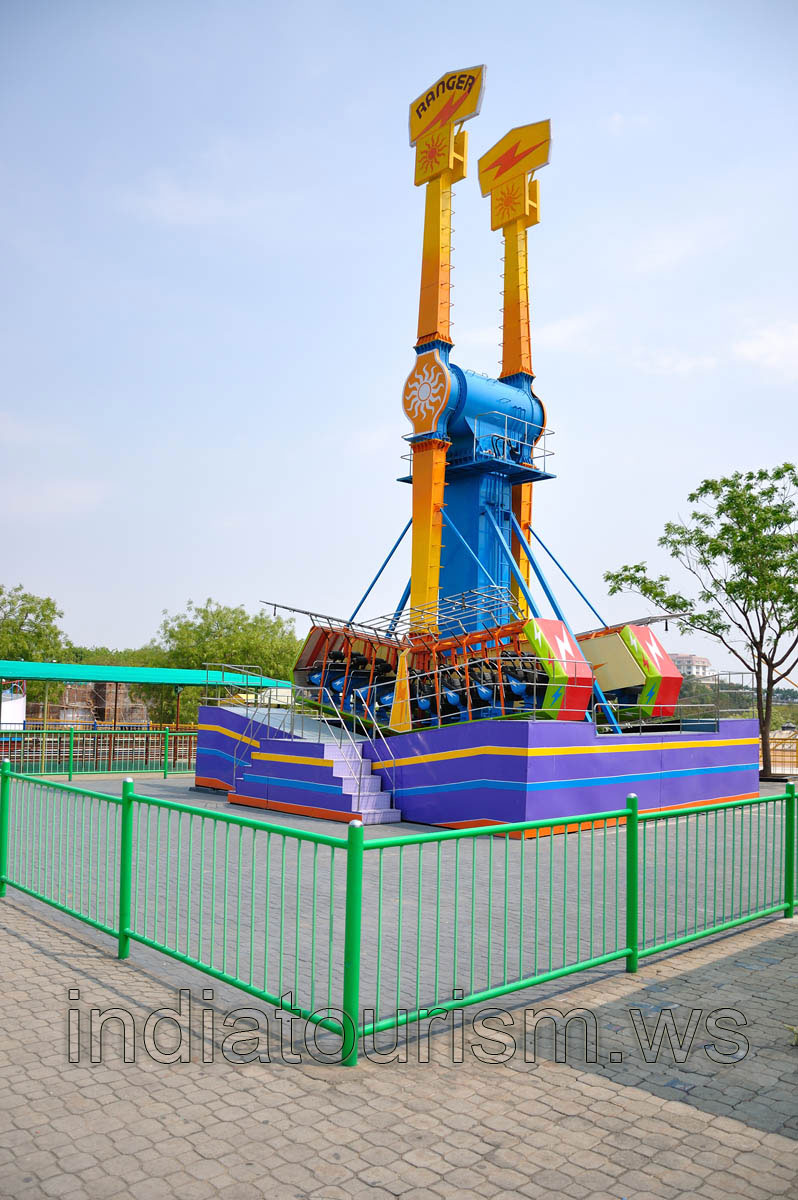 Inverting pendulum ride 'Ranger'