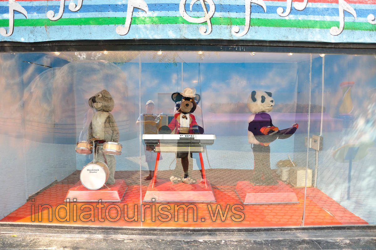Wonderville (Toyland): bears are guitarists here