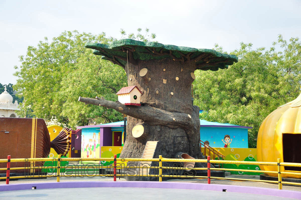 Wonderville (Toyland): this tree has the ride inside it
