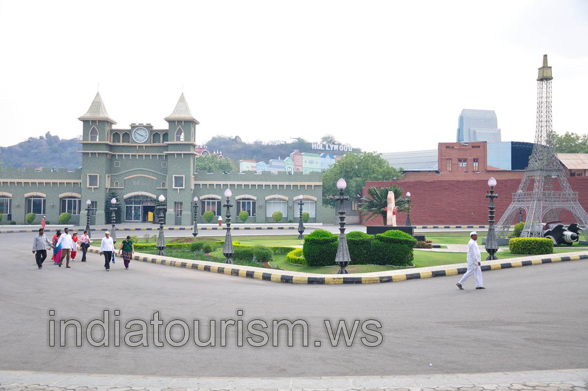 The square with the Eiffel tower is beside the Dil Se restaurant