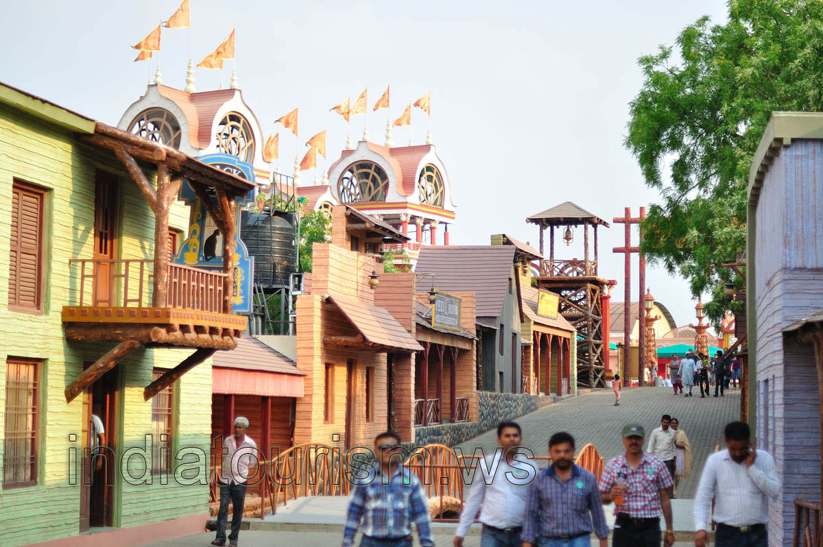 Pathway from the Stunt show to the Eureka fort