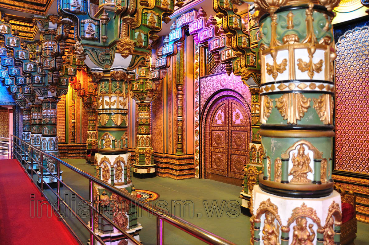 Bhagavatam Set: the decorative pillars