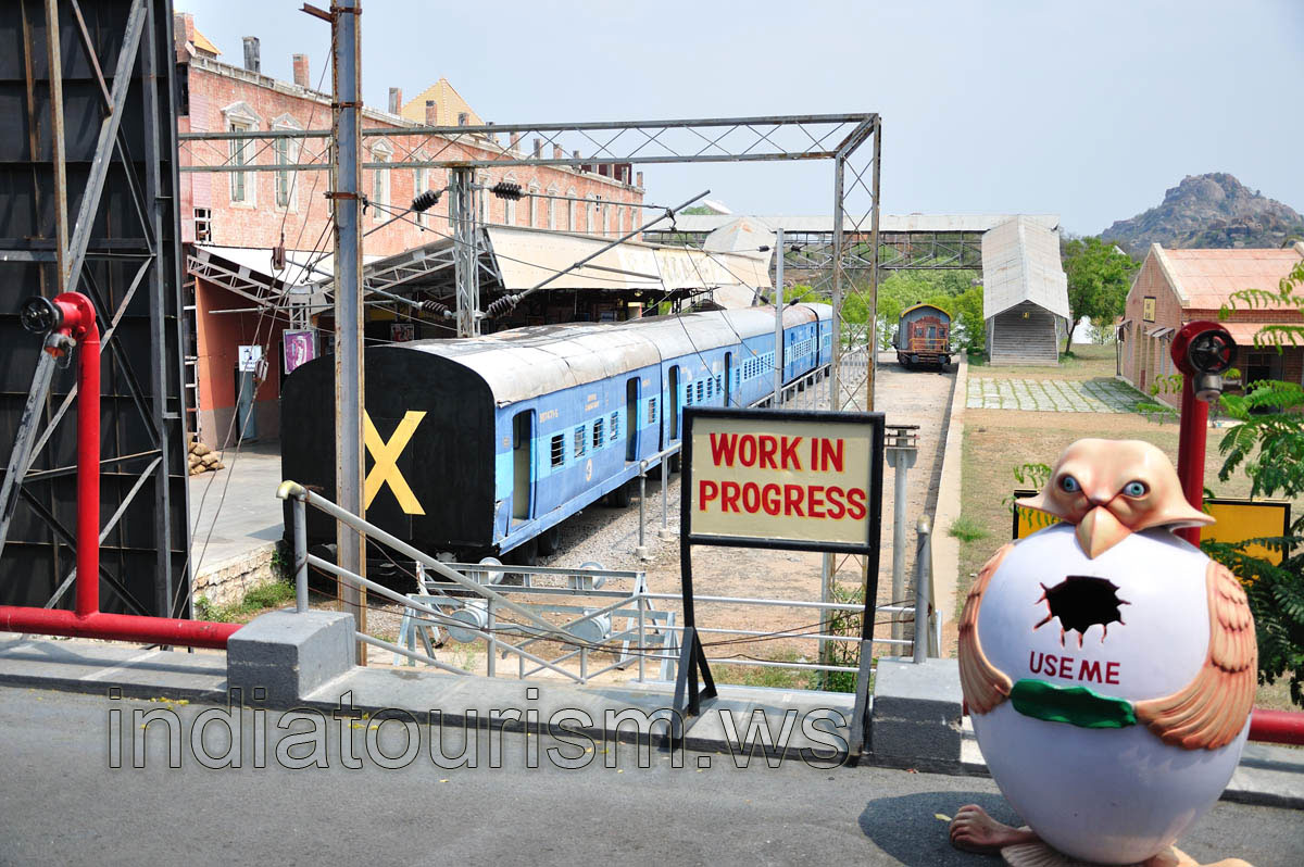 Waste container with the shape of the penguin