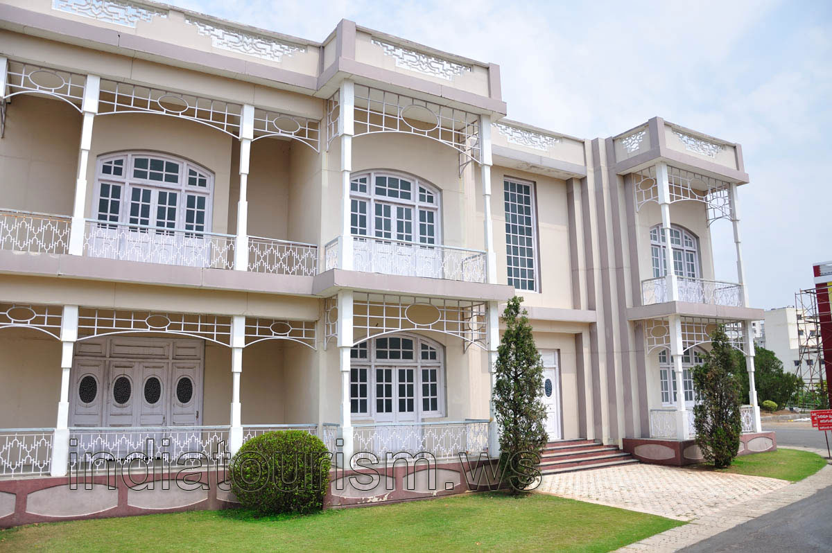 Princess Street - two-story house with loggias