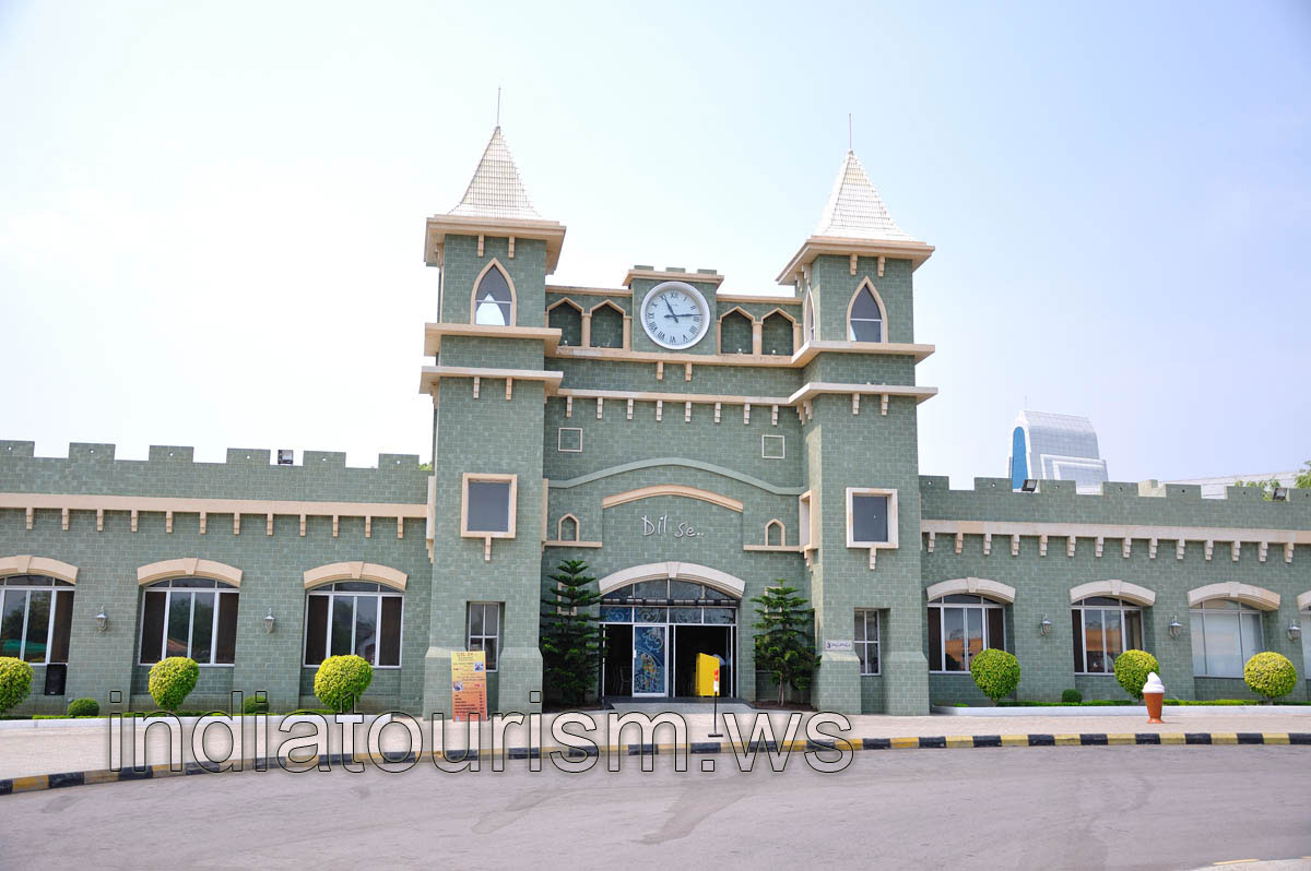 Dil Se restaurant is found at the entrance of the Eureka compound