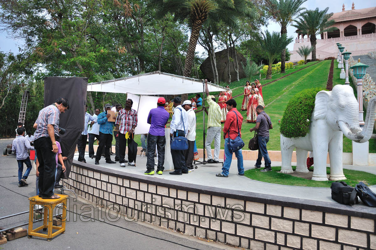 Creating a movie at the foot of the Hawa mahal