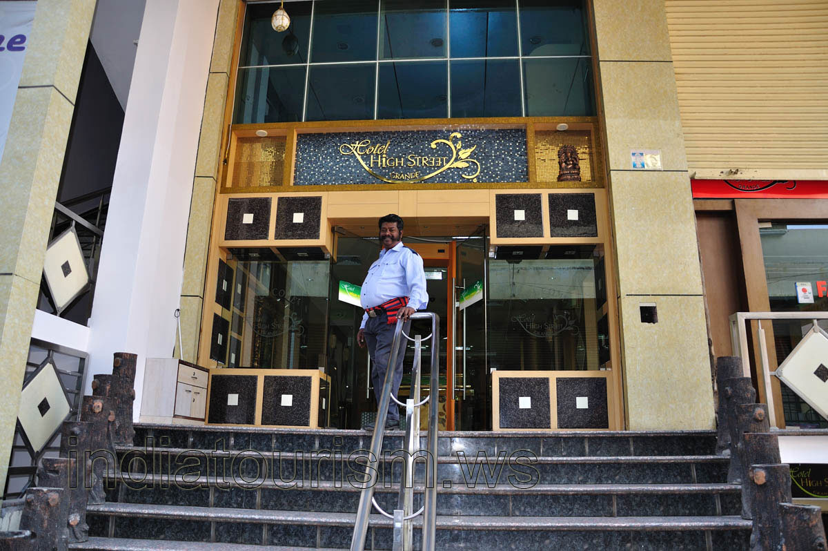 High Street Grande Hotel, entrance