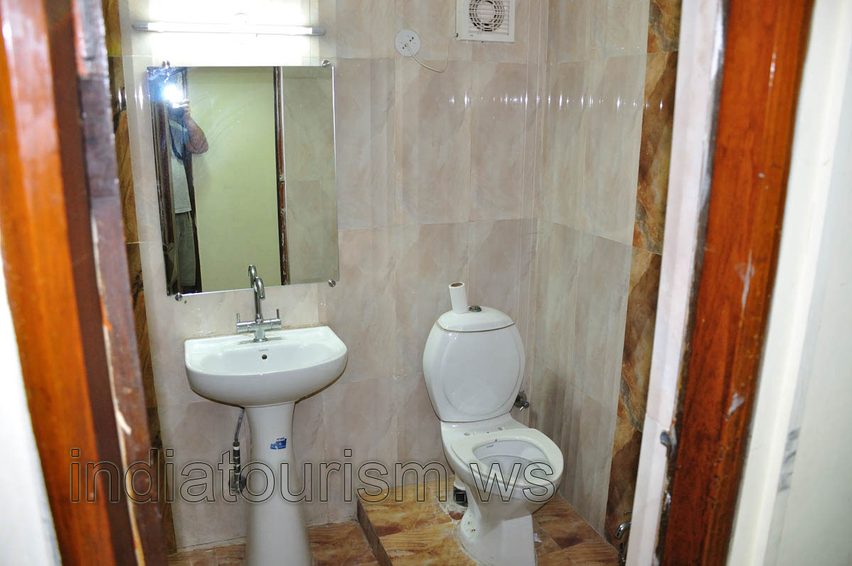 Hotel Mandakini Jaya International, restroom in the double room