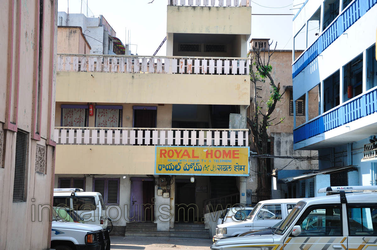 Royal Home, rooms with color TV & telephone