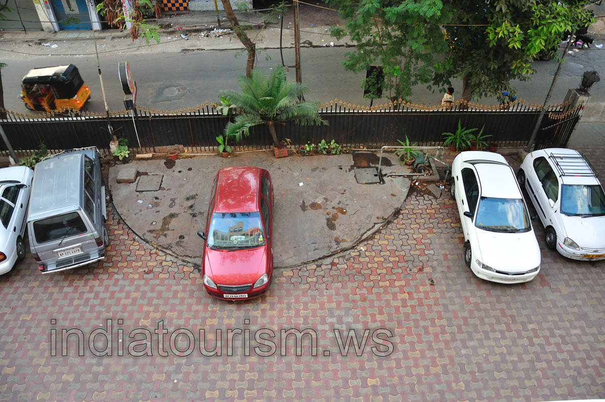 Hotel Mandakini Jaya International, there are a lot of place on the parking