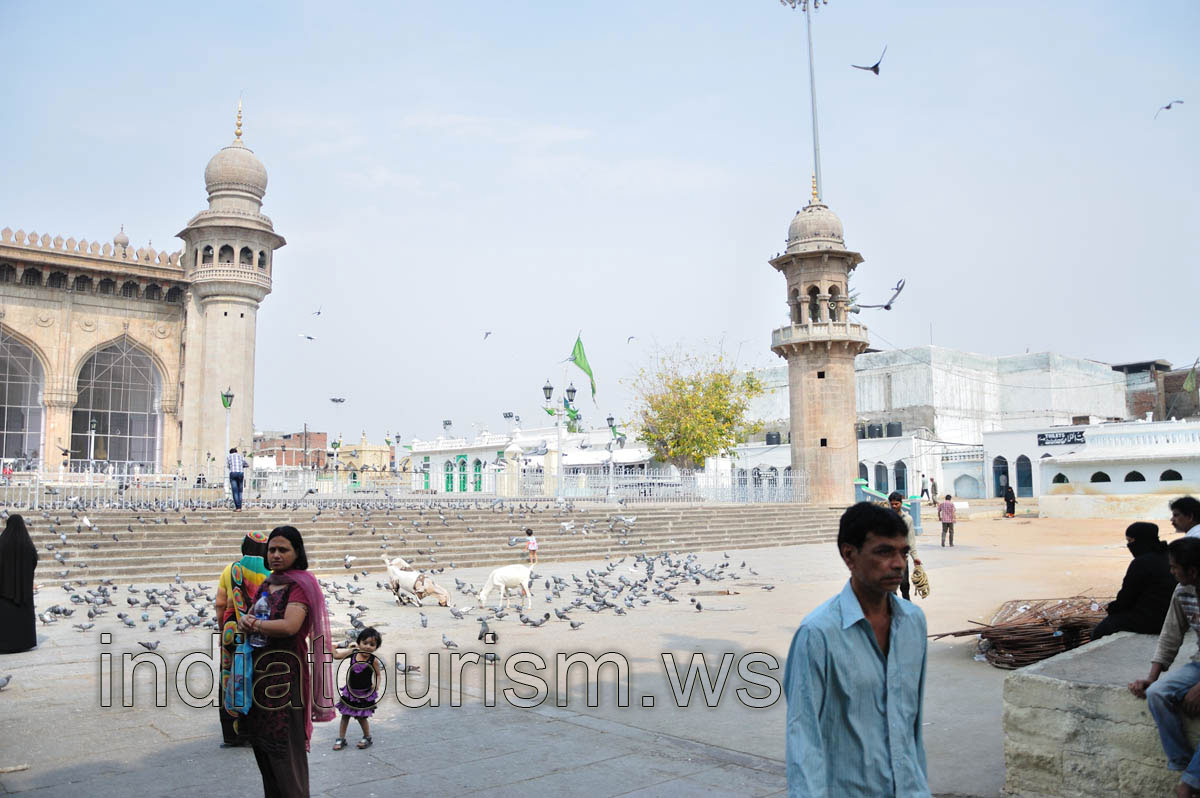 Mecca Masjid, inner courtyard