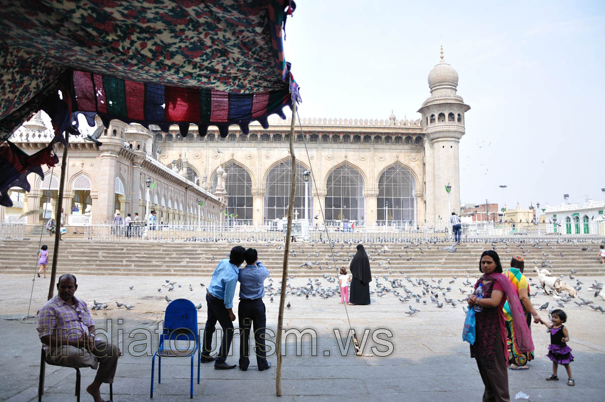 Mecca Masjid, square with pigeons