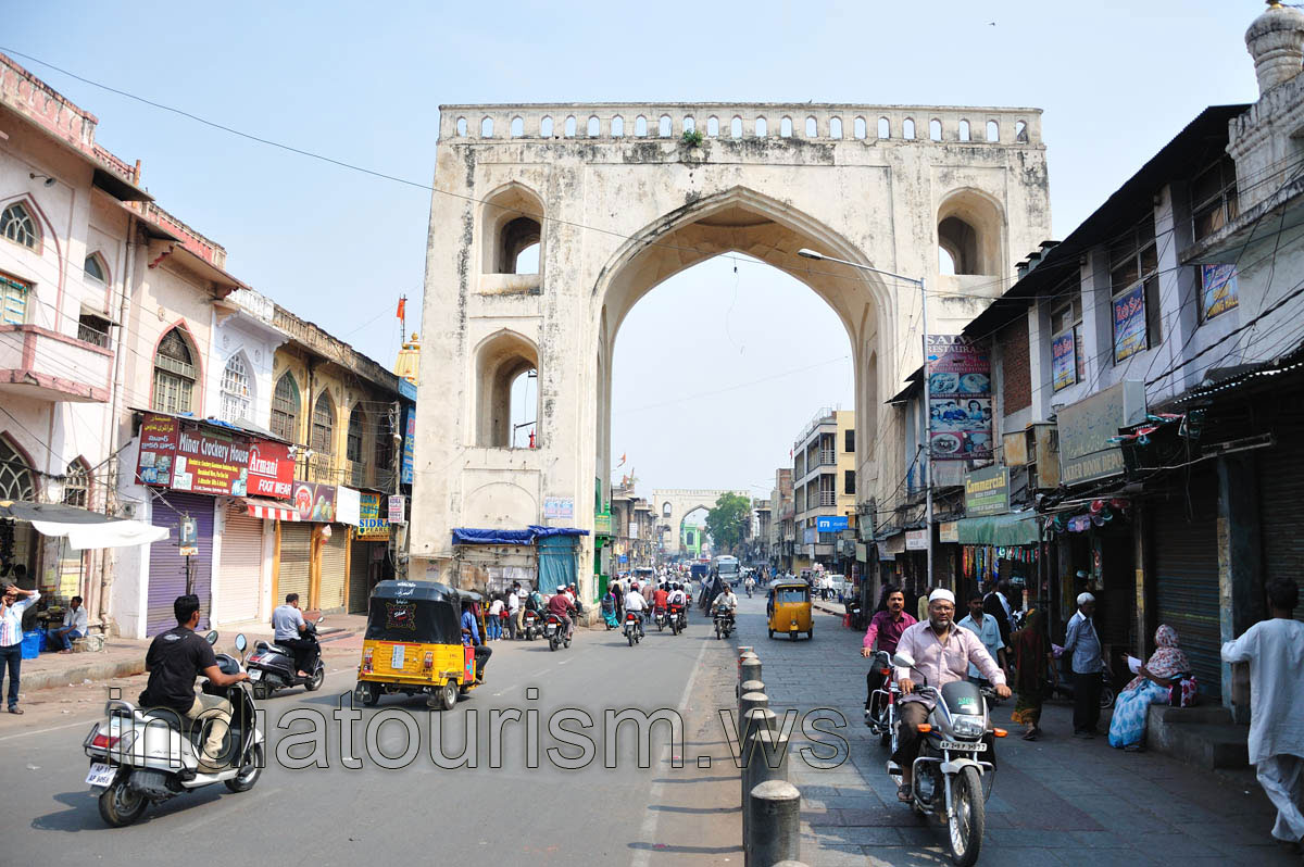 A series of ordinary arches near Charminar