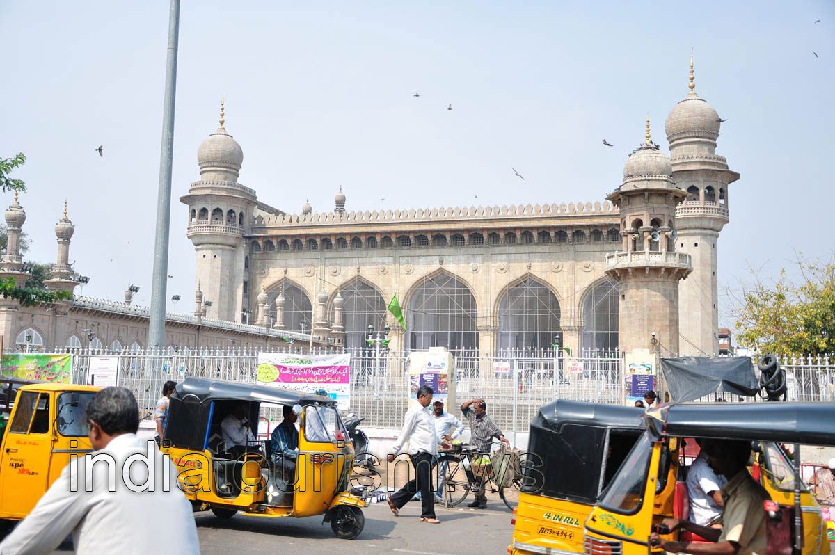 Mecca Masjid, view from the road