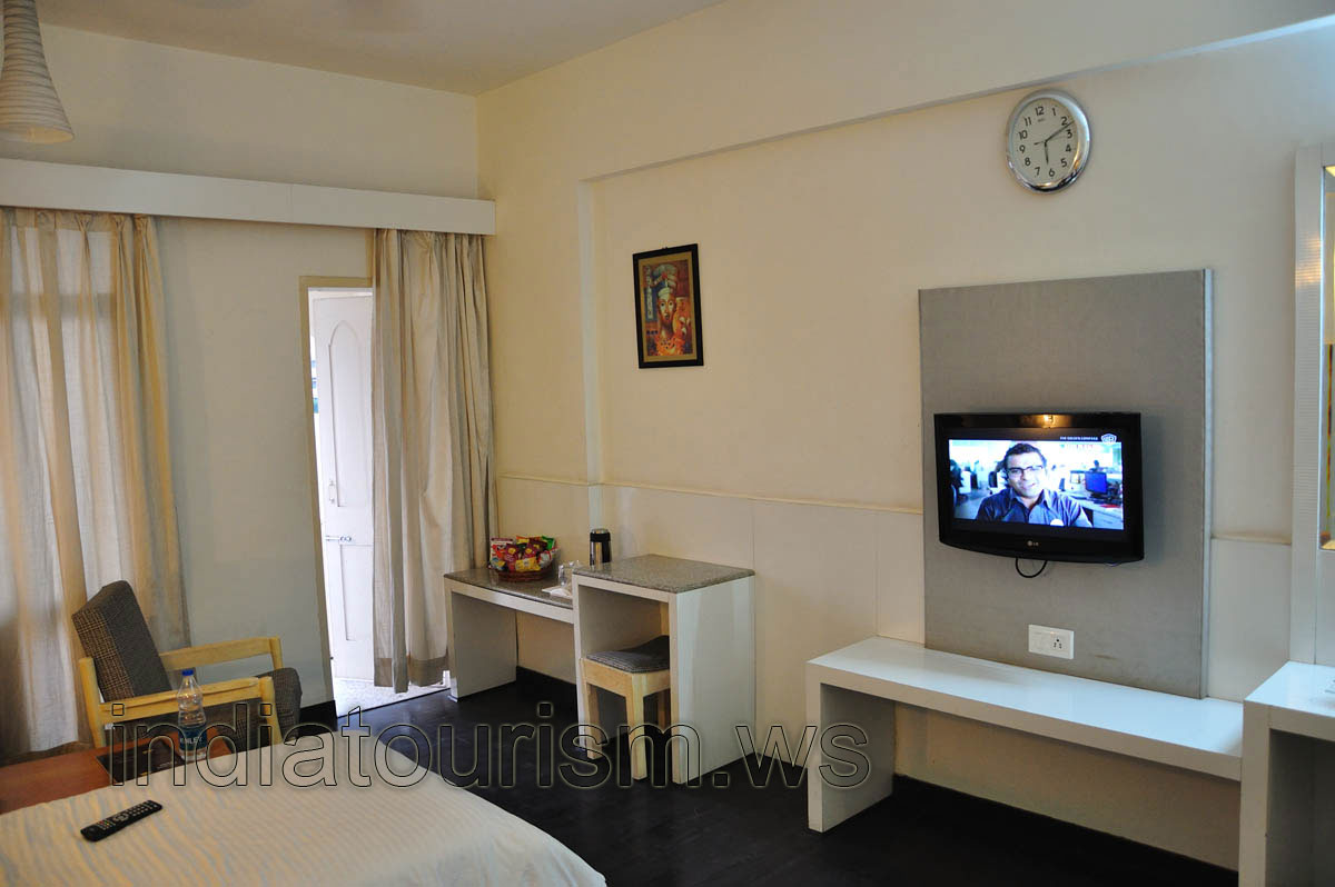 Hotel Mandakini Jaya International, bright room with TV set