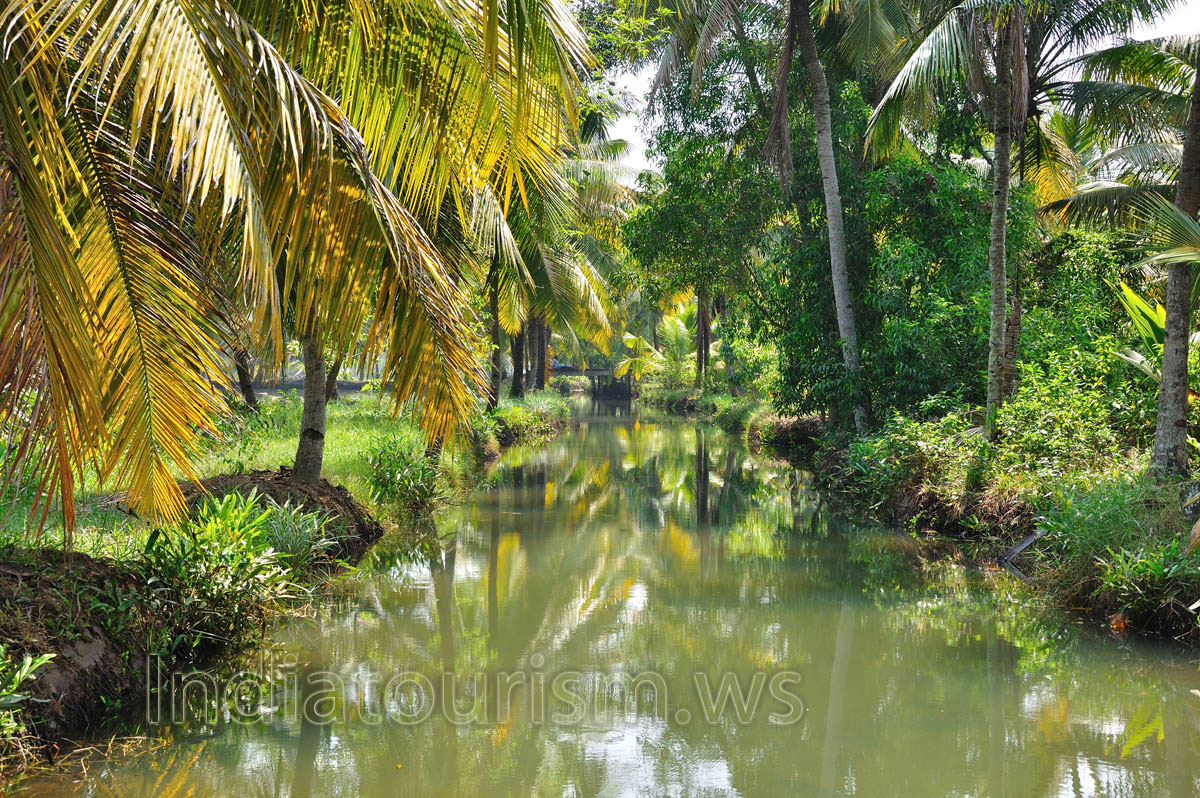 canal looks like the mirror