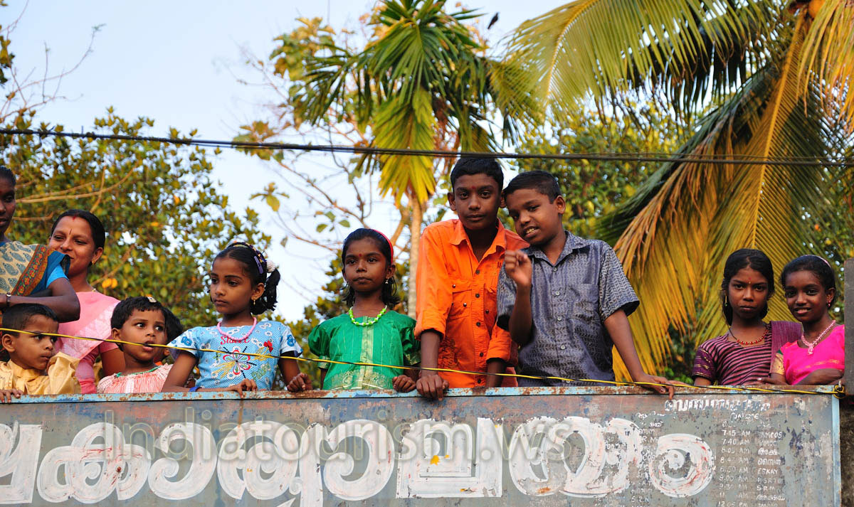 young indians watch for the festival from the roof