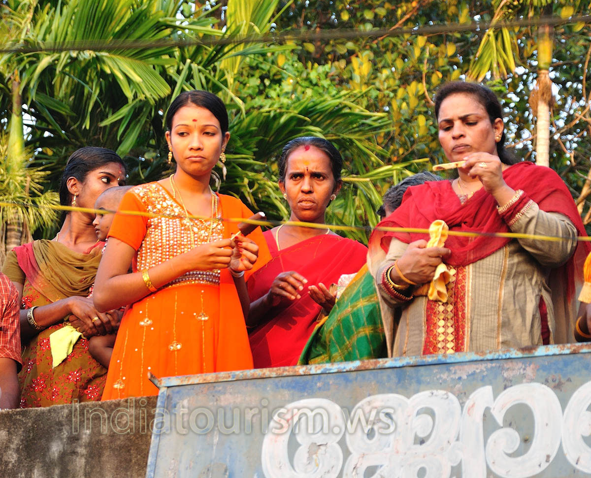 indian women eat ice-cream on the roof