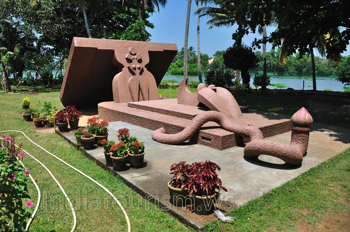 The most curious feature of the park is its massive climbing sculptures by popular sculptor Kanai Kunjiraman