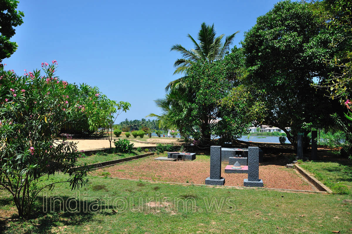 One of the sculptures of Kanai Kunjiraman