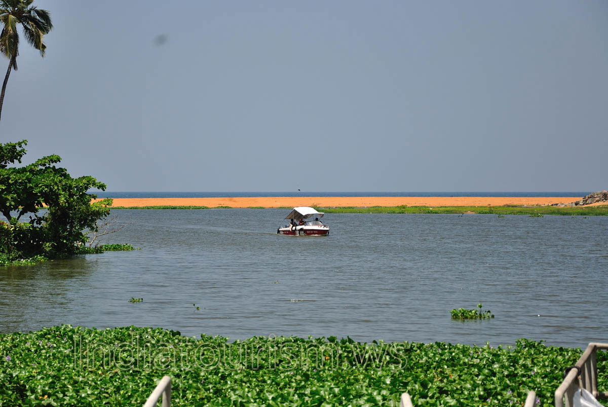 It is about 10kms from the city and boating facilities are offered at this picnic spot. Speed boats, restaurants and well landscaped gardens are available