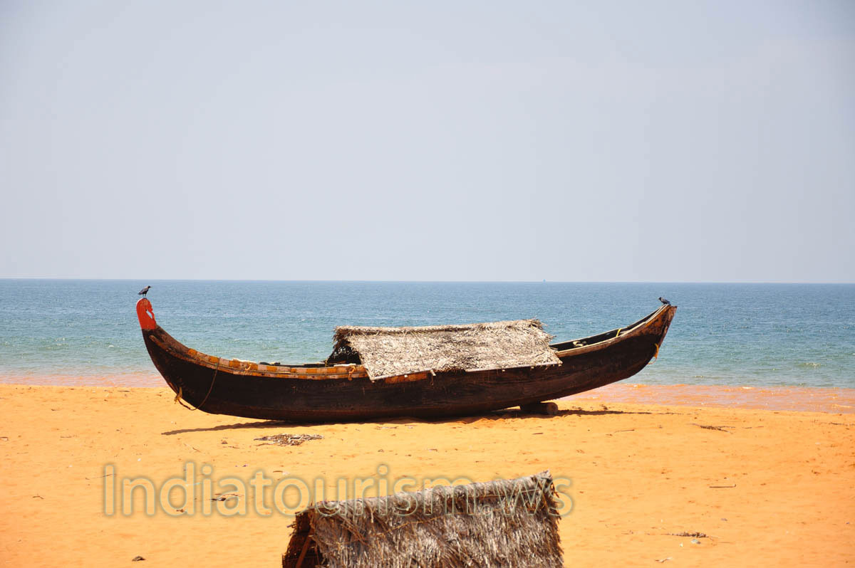 boat on Shanghumugham beach