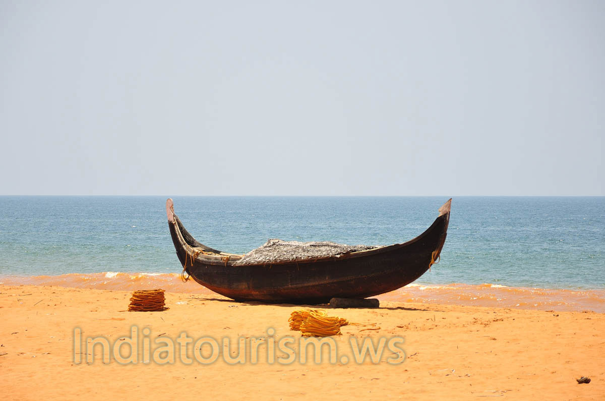 thick orange ropes near the boat