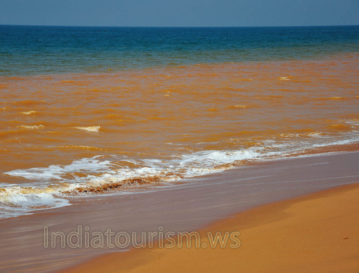 orange water of Shanghumugham beach