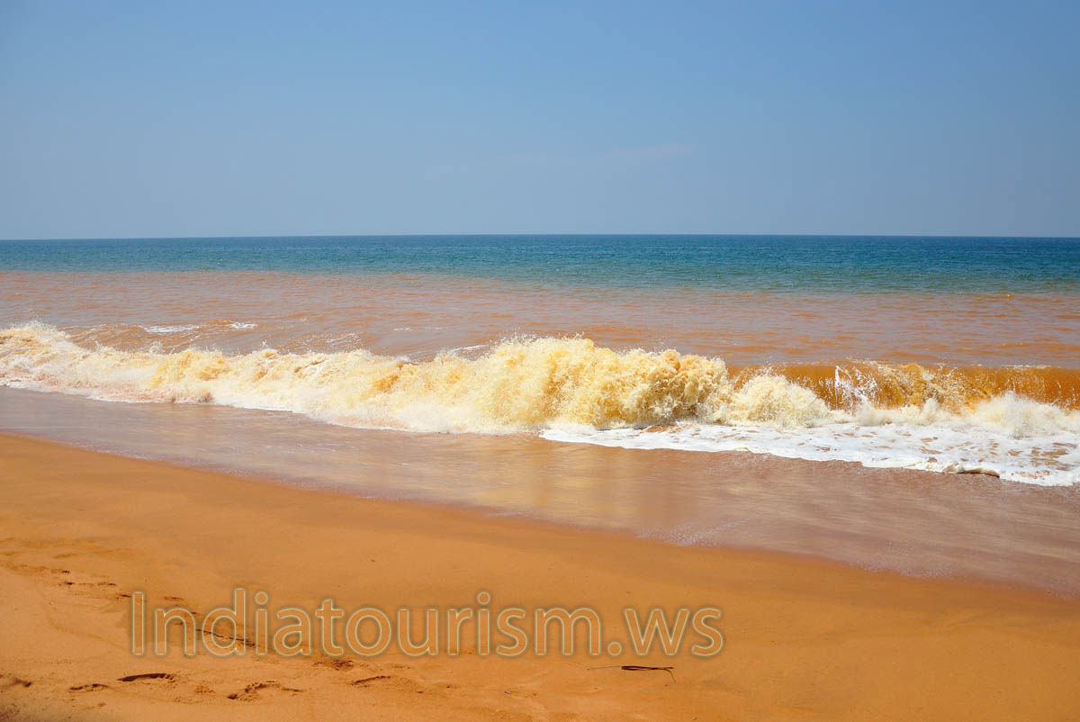 orange waves of Shanghumugham beach