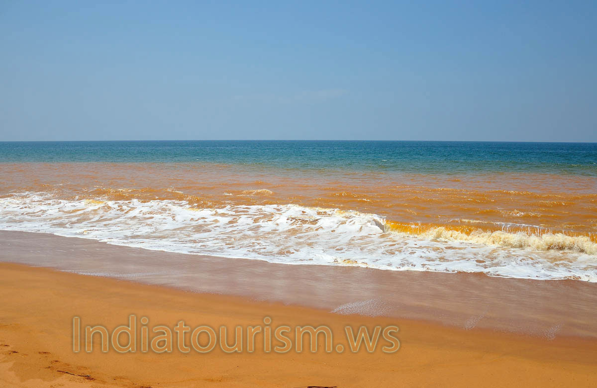 orange sand of Shanghumugham beach