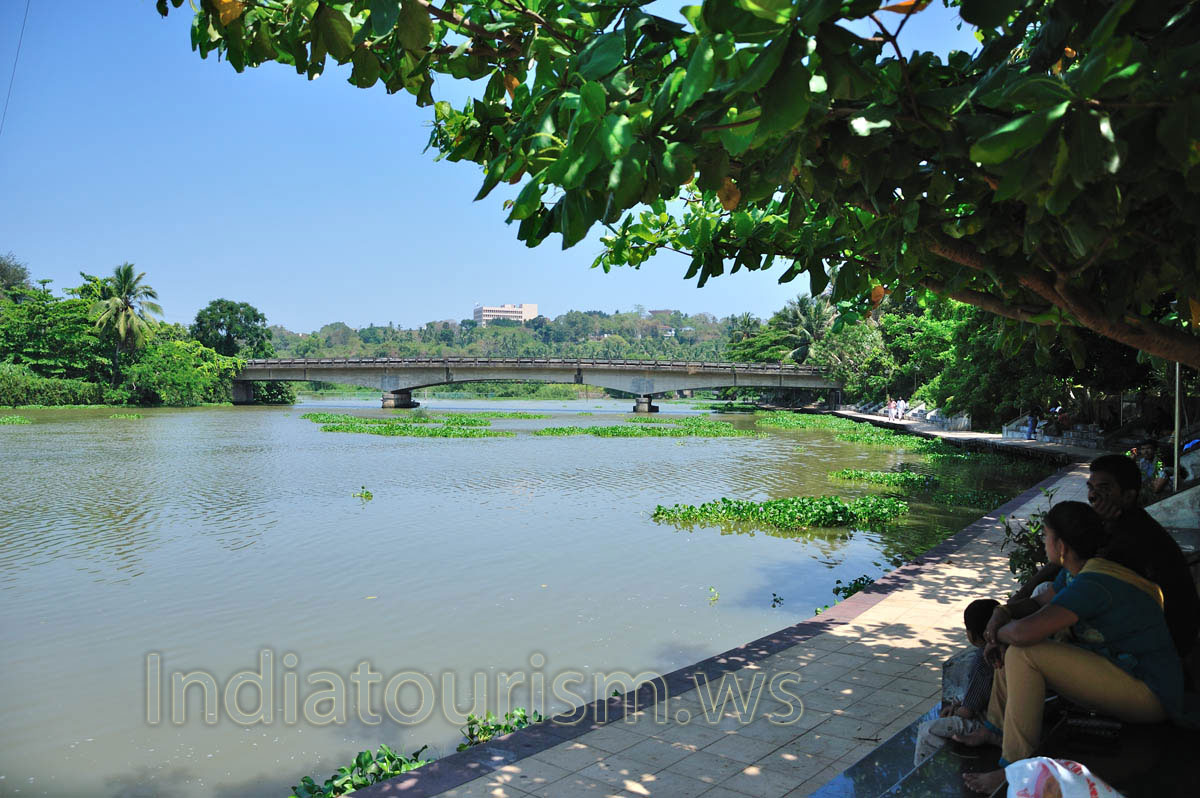 The tourist village is situated right on the beach by a lake and the lake blends into the sea almost seamlessly