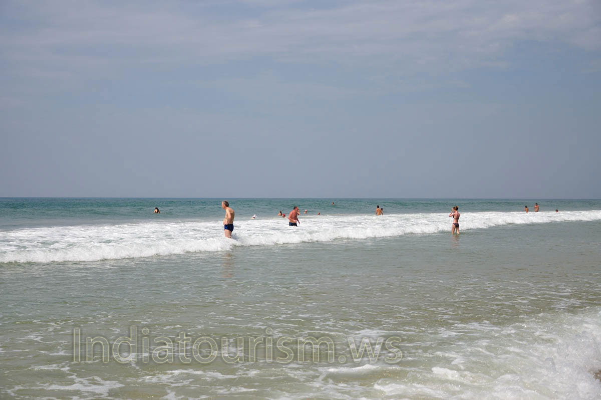 wide wave of the varkala beach